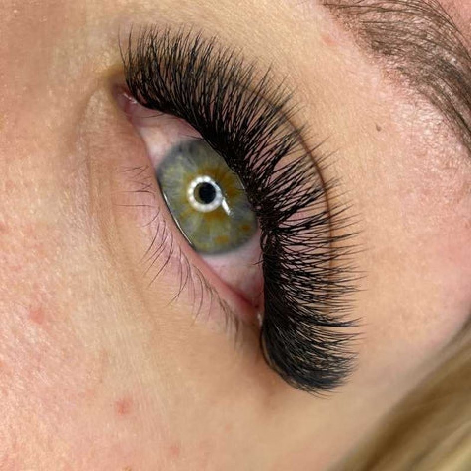 Dramatic volume lashes Dubai UAE
